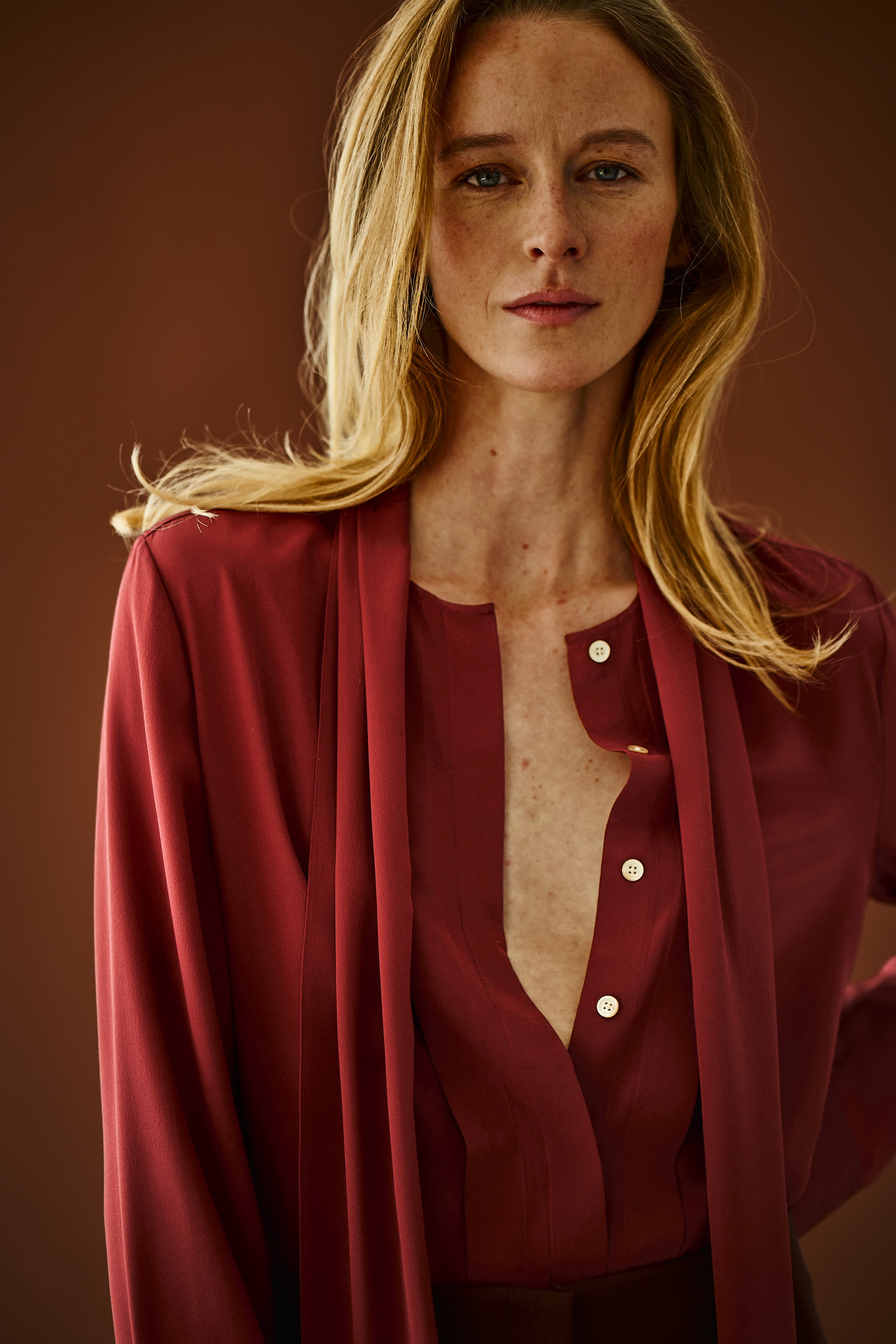 Lisa Kulson  V-NECK PULLOVER brick